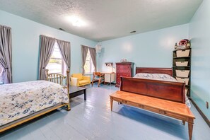 3 bedrooms, desk, iron/ironing board, Internet