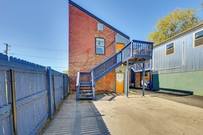 Property grounds - 5 Blocks to Dtwn Louisville: Colorful Guesthouse (Louisville)