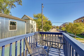 Outdoor dining - 5 Blocks to Dtwn Louisville: Colorful Guesthouse (Louisville)