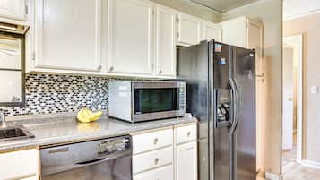 Réfrigérateur, micro-ondes, plaque de cuisson, lave-vaisselle