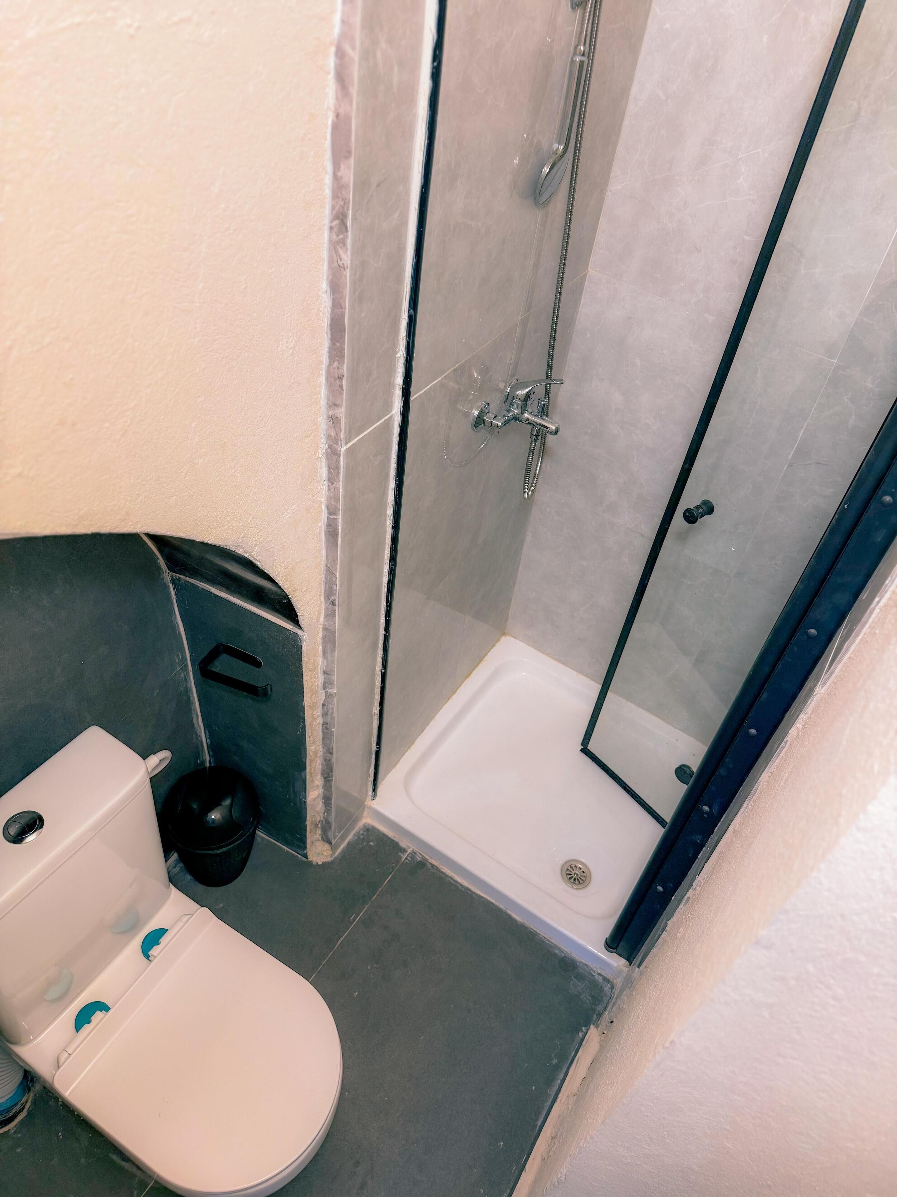 Serviettes fournies, savon, shampoing, papier toilette