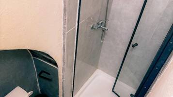 Towels, soap, shampoo, toilet paper