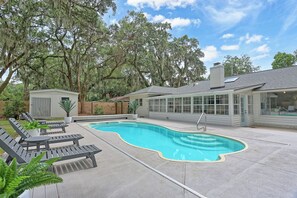 Outdoor pool, pool loungers
