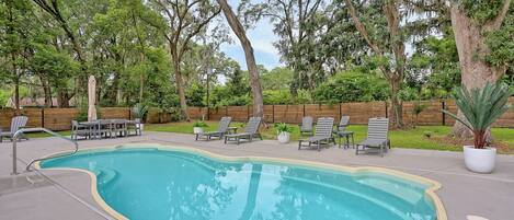 Kolam renang outdoor, dengan kursi berjemur