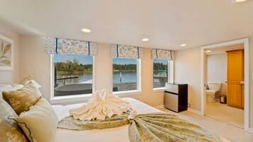 3 bedrooms, desk, travel cot, WiFi