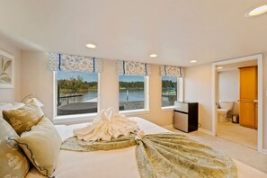 3 bedrooms, desk, travel cot, WiFi