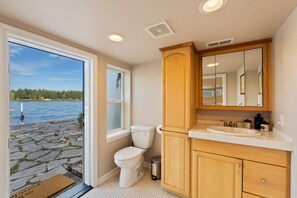 Hair dryer - Luxury Lakefront Escape | Hot Tub & Private Dock (Spanaway)