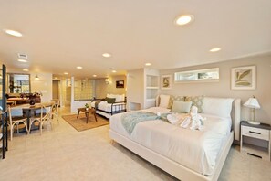 Desk, travel crib, WiFi, bed sheets - Luxury Lakefront Escape | Hot Tub & Private Dock (Spanaway)