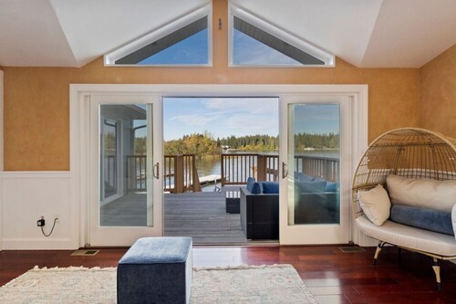 Luxury Lakefront Escape | Hot Tub & Private Dock