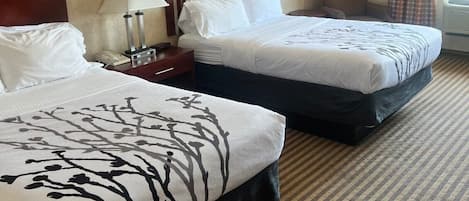 Verdunkelungsvorhänge, Bügeleisen/Bügelbrett, kostenloses WLAN