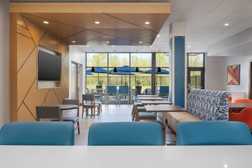 Holiday Inn Express & Suites DFW Airport Southwest - Euless