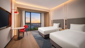 A hotel room with two beds, a desk, a chair, and a large window with a city view. - Holiday Inn Express Beijing Tongzhou by IHG (Tongzhou)