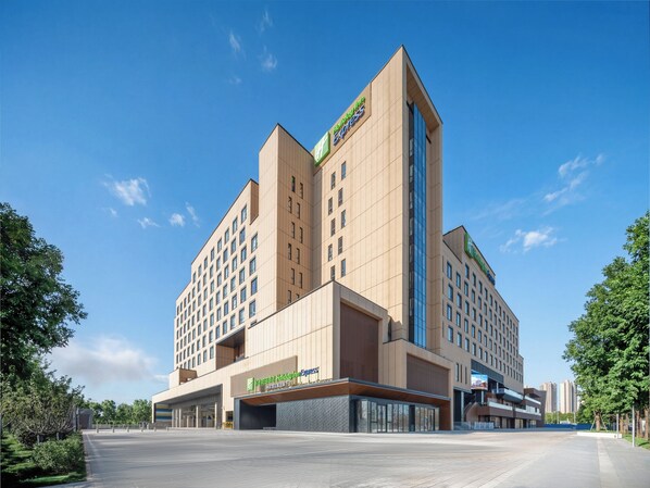 Un hôtel moderne, reconnaissable à son grand panneau « Holiday Inn Express », doté de plusieurs étages et d’un hall d’entrée spacieux.