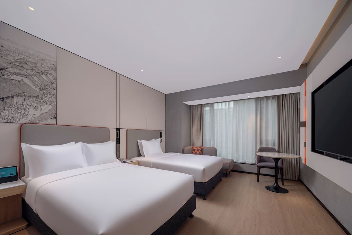 Habitación estándar, varias camas | Ropa de cama de alta calidad, edredón y escritorio