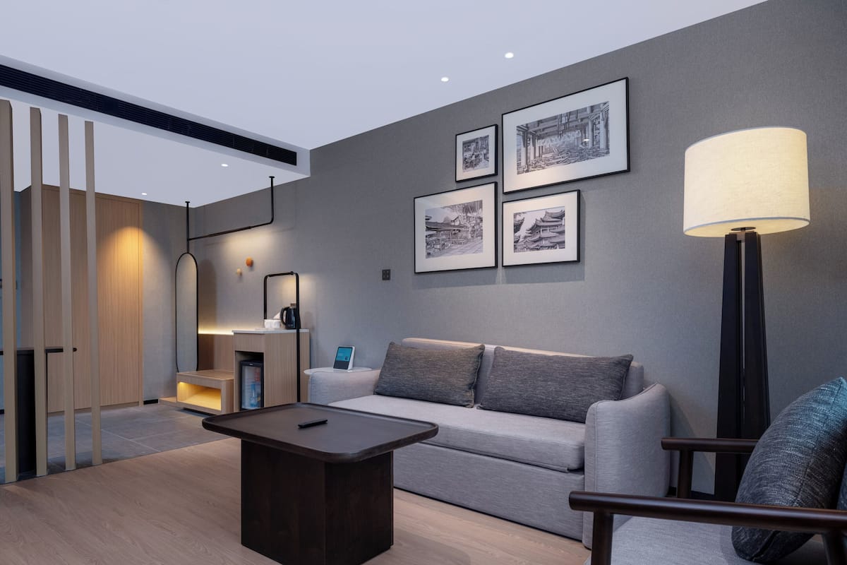 Suite, 1 habitación | Ropa de cama de alta calidad, edredón y escritorio