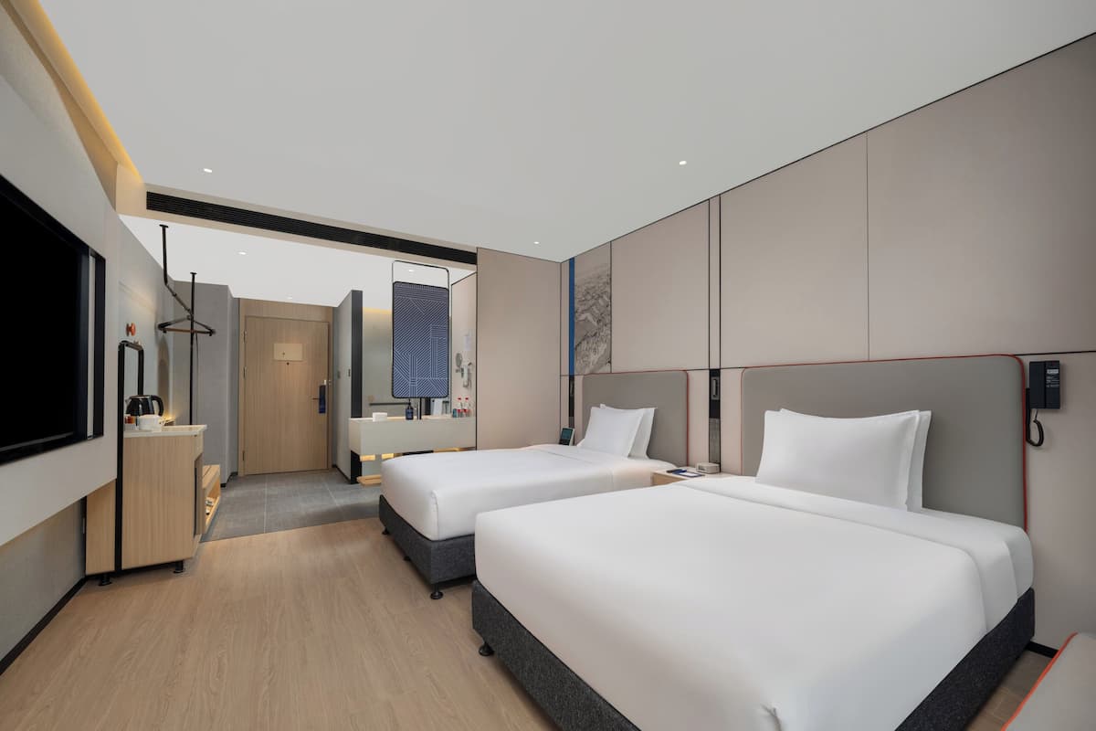 Habitación estándar, 2 camas matrimoniales (Minifridge) | Ropa de cama de alta calidad, edredón y escritorio