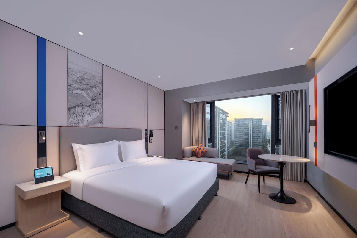 Habitación estándar, 1 cama King size | Ropa de cama de alta calidad, edredón y escritorio