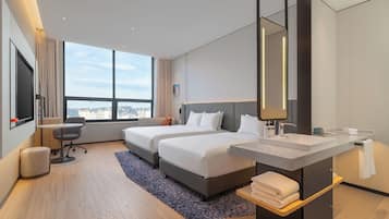Habitación estándar, varias camas | Baño | Regadera, regadera tipo lluvia, amenidades de baño de diseñador