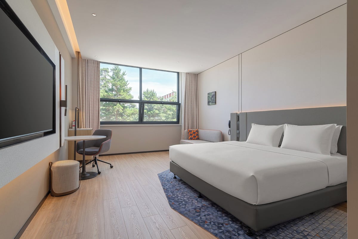 1 King Standard | Premium bedding, down comforters, desk, laptop workspace