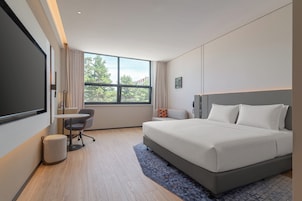 Quarto standard, 1 cama King | Roupas de cama premium, edredons de pluma, escrivaninha