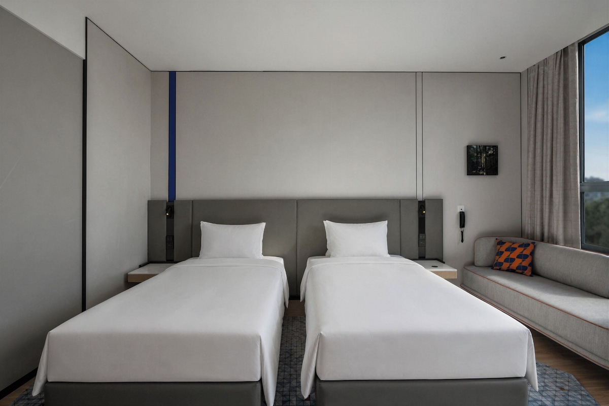 Hollywood Twin Standard | Premium bedding, down comforters, desk, laptop workspace