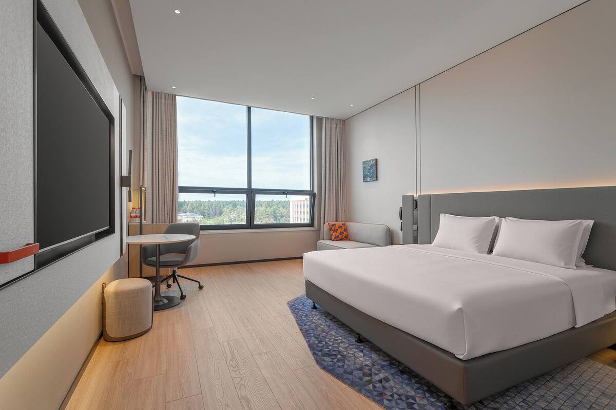 1 King Standard | Premium bedding, down comforters, desk, laptop workspace