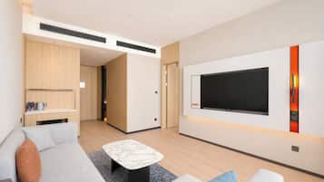 Suíte, 1 quarto | Roupas de cama premium, edredons de pluma, escrivaninha