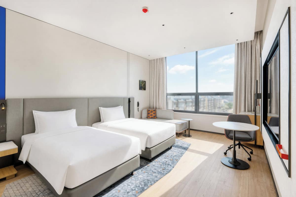 Hollywood Twin Standard | Premium bedding, down comforters, desk, laptop workspace
