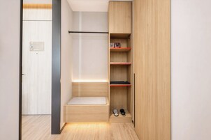 Suíte, 1 quarto | Roupas de cama premium, edredons de pluma, escrivaninha