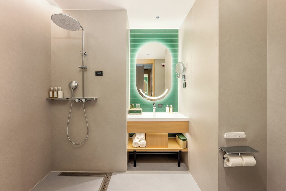 Standard Room, 2 Double Beds, Accessible | Bathroom