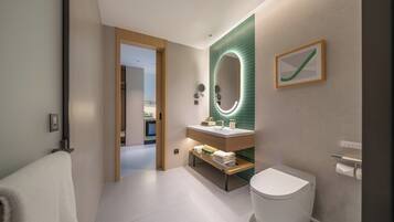 Standard Room, 1 King Bed | Bathroom