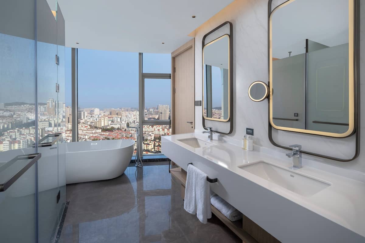 Suite, 1 Bedroom, City View | Room amenity