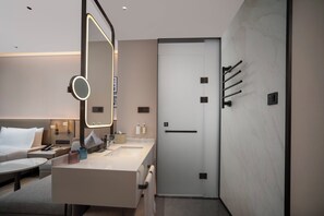 Bathroom - Holiday Inn Qingdao CBD by IHG (Qingdao)
