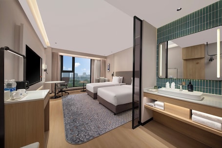 Hollywood Twin | Premium bedding, down comforters, desk, laptop workspace