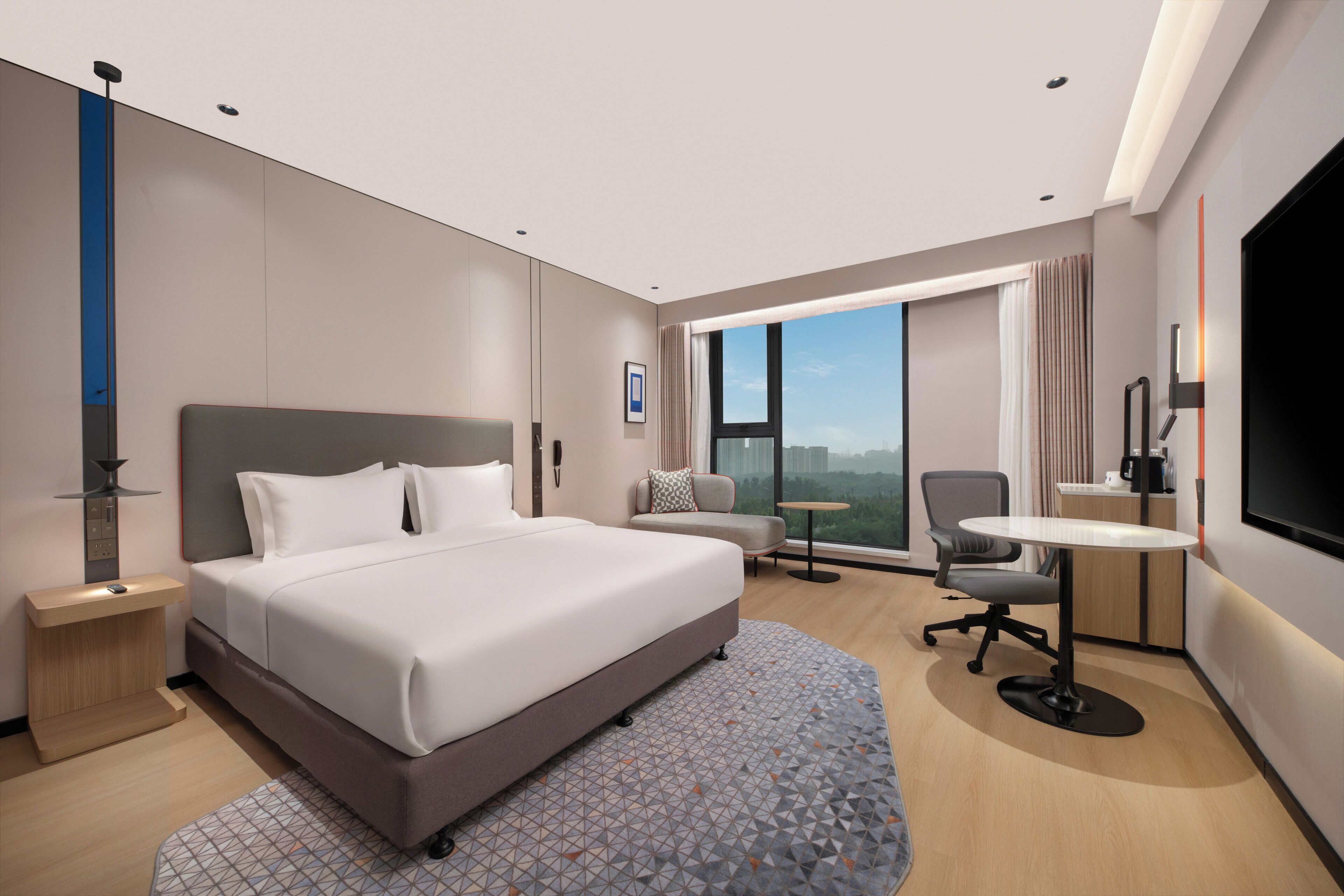 高級寝具、羽毛の掛け布団、デスク、ノートパソコン用作業スペース