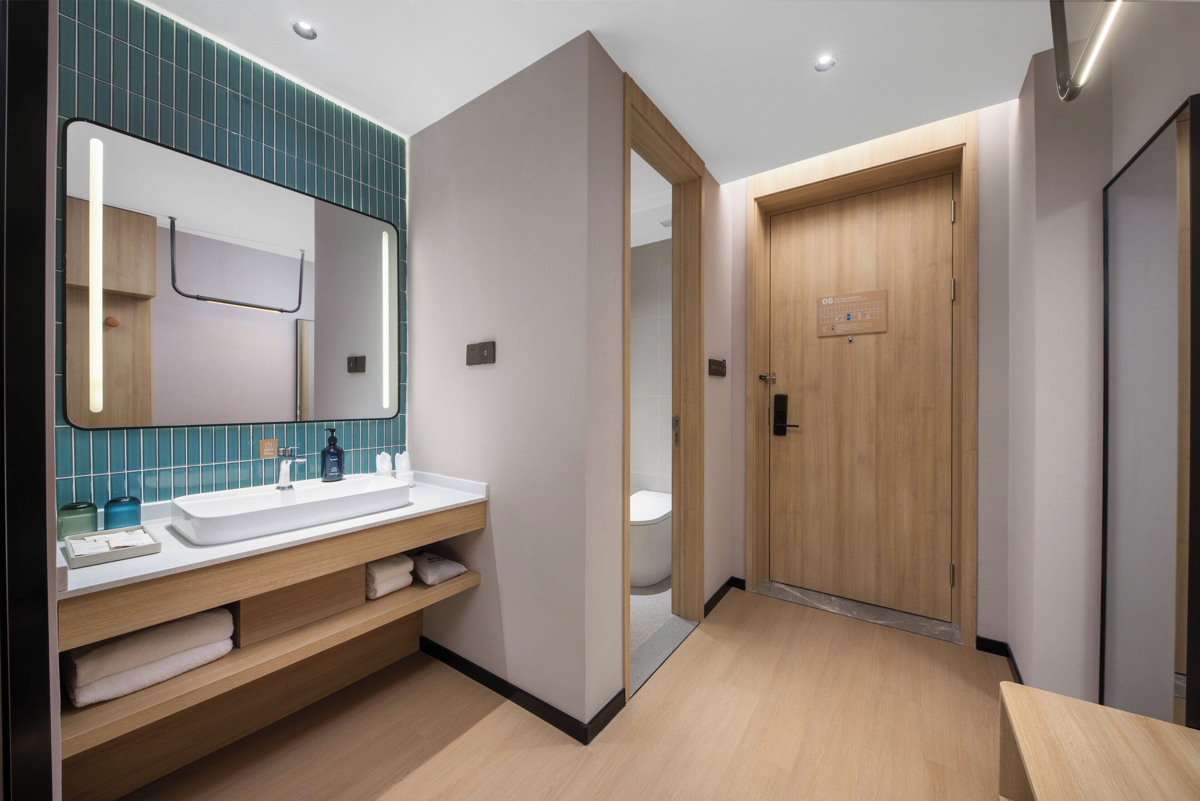 Dusche, Designer-Toilettenartikel, Haartrockner, Hausschuhe