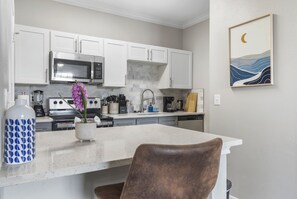 Private kitchen - Stunning Pool + Gym + Mins To Houston ER + Balcony (Magnolia)