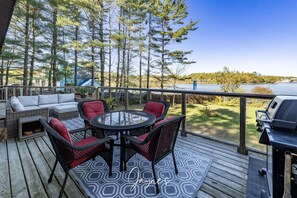 Outdoor dining - 3 bed 2 bath cottage on Lake Muskoka (Port Carling)