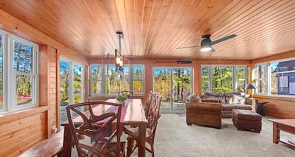 Rapid River Retreat, Spacious Cozy Cottage close to Torch Lake,