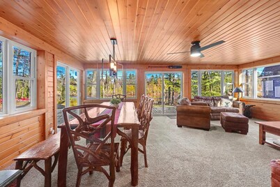 Rapid River Retreat, Spacious Cozy Cottage close to Torch Lake,