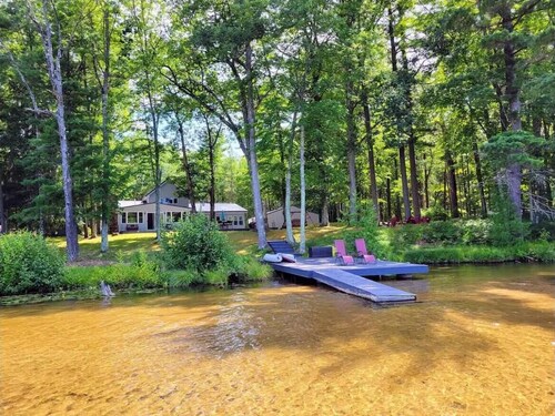 Rapid River Retreat, Spacious Cozy Cottage close to Torch Lake,