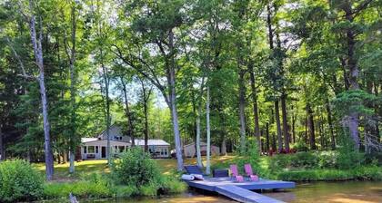 Rapid River Retreat, Spacious Cozy Cottage close to Torch Lake,