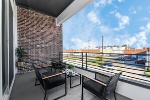 Covered outdoor balcony seating perfect for your morning coffee - Downtown Houston 3BR  Home with Rooftop, Spa tub  (Houston)