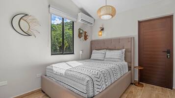 4 bedrooms, desk, iron/ironing board, WiFi (free)