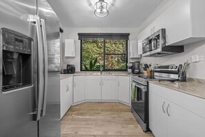 Fridge, microwave, oven, stovetop - Rainforest Pearl – Private Escape w/ Heated Pool (Rio Grande)