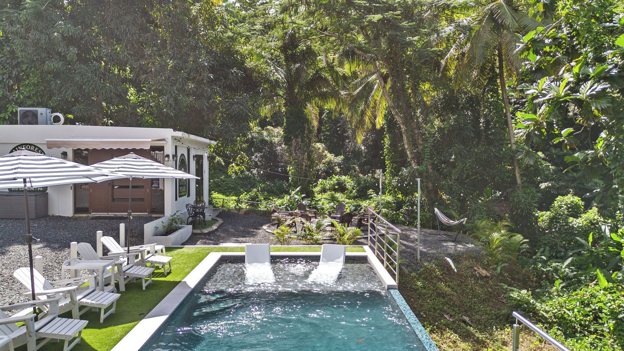 Alberca al aire libre y alberca climatizada