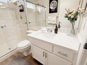 Een douche, een haardroger, handdoeken, zeep