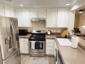 Mikrobølgeovn, ovn, kokeplater og oppvaskmaskin