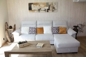 TV connectée, baby-foot, livres