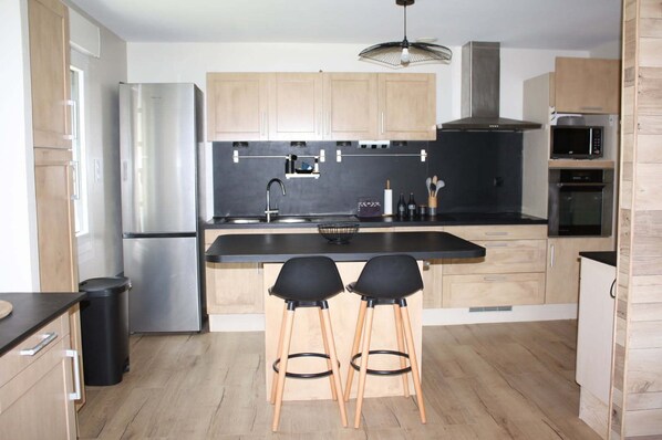 Réfrigérateur, micro-ondes, four, plaque de cuisson